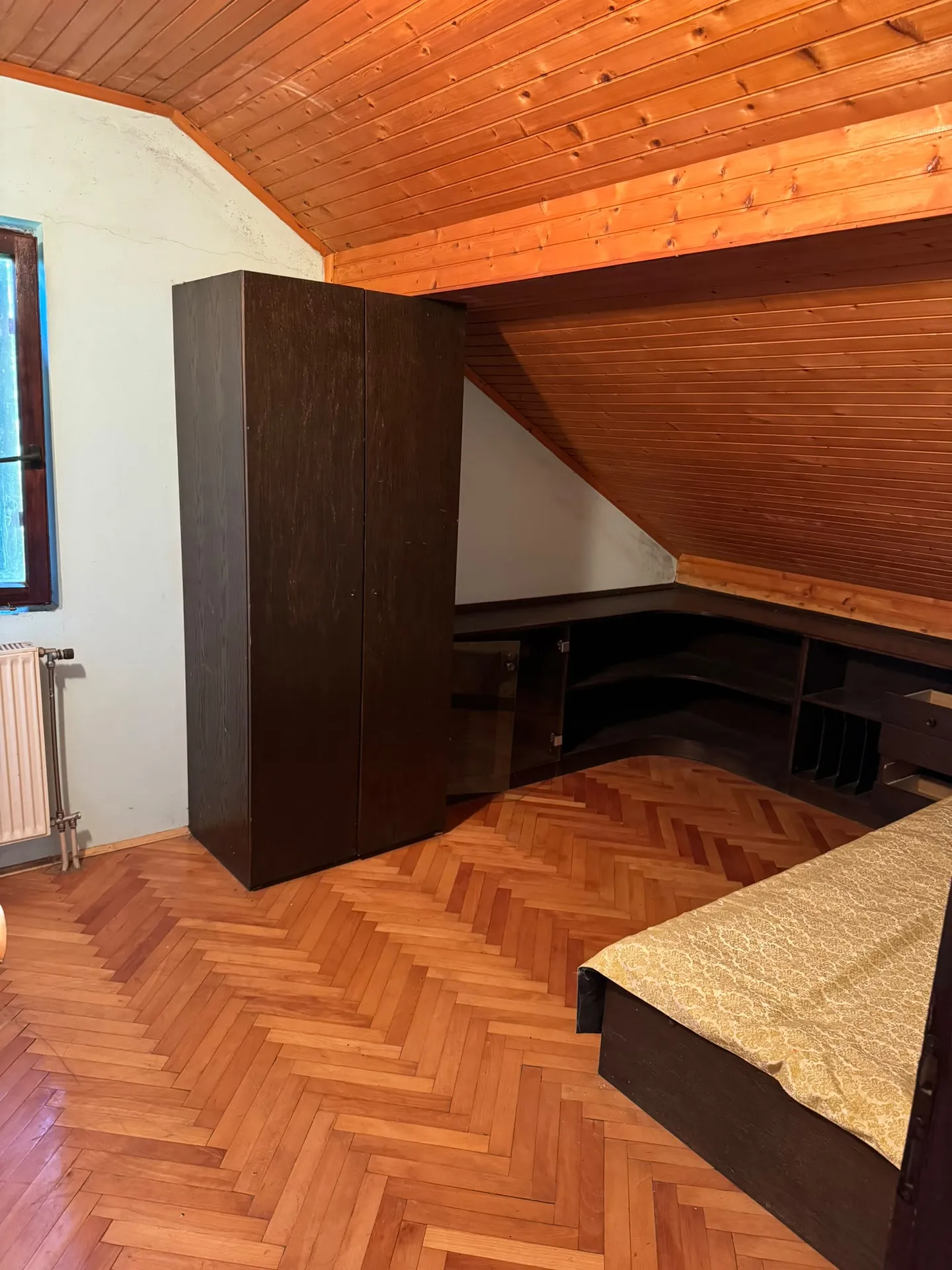 Potkrovna soba sa kosim drvenim plafonom, u Maloj Vrbici kod Mladenovca